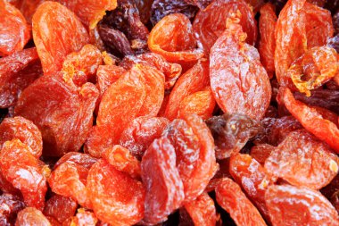 Bir dükkanda nefis korunmuş meyve.