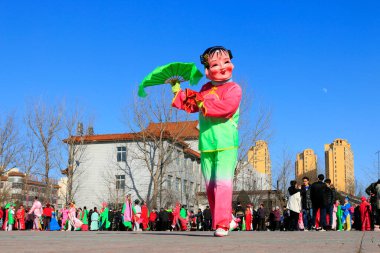 Geleneksel Çin tarzı Yanko halk dansçısı maskesi. Sokakta, Luannan County, Hebei Eyaleti, Çin