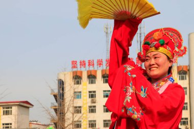 Luannan İlçesi - 19 Şubat: Çin geleneksel Yanko halk dansları gösterisi 19 Şubat 2016 tarihinde, Luannan County, Hebei Eyaleti, Çin