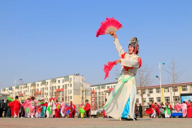 Luannan İlçesi- 21 Şubat: Çin geleneksel Yanko halk dansları gösterisi 21 Şubat 2016 tarihinde, Luannan County, Hebei Eyaleti, Çin 