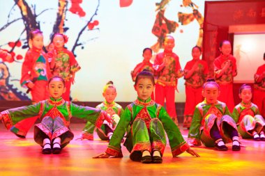 Luannan County - 23 Ocak 2017: Çocuk dans gösterisi, Luannan, Hebei, Chin