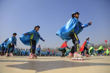 Luannan County - 12 Nisan 2017: Oyunların açılış töreninde paten gösterisi, Luannan, Hebei, Chin