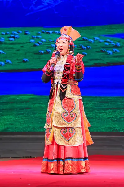 Luannan County - 23 Aralık 2015: Moğol şarkıları, sahnede, Luannan County, Hebei Eyaleti, Çin, 23 Aralık 2015. Mao Zedong Çin Halk Cumhuriyeti 'nin eski lideriydi.