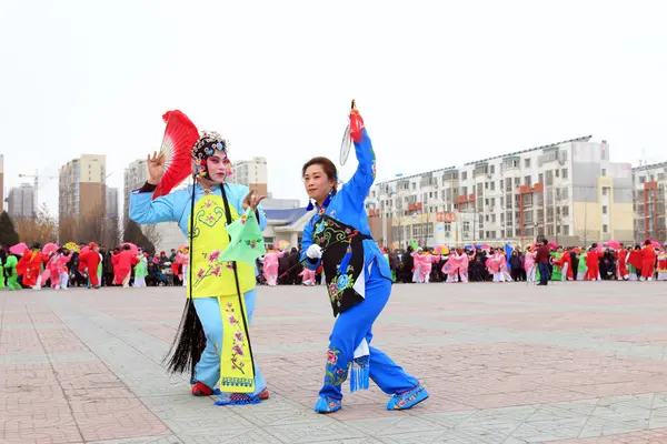 Luannan İlçesi - 19 Şubat: Çin geleneksel Yanko halk dansları gösterisi 19 Şubat 2016 tarihinde, Luannan County, Hebei Eyaleti, Çin