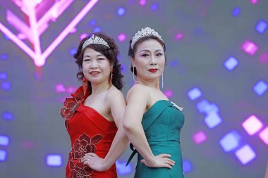 Tangshan City - 4 Şubat 2018: Çinli kadınların Cheongsam kostümleri Tangshan City, Hebei, Çin 'de bir defilede gösterildi.