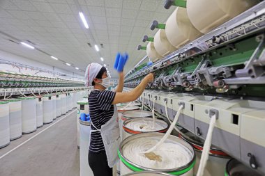 Luannan County - 17 Aralık 2018: Çin 'in Hebei Eyaleti' ndeki Luannan County 'de dönen değirmende çalışan işçiler