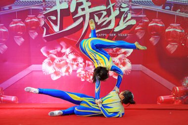 Tangshan City - 10 Şubat 2019: Tangshan City, Hebei Eyaleti, Çin 'deki partide jimnastik yapan kız