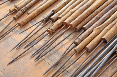 Ahşap saplı çelik yüzgeçli, fotoğraflı.