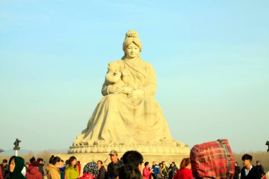 5 Mart 2015 'te, Luan County, Hebei Eyaleti, Chin' de bir parkta ana nehir heykeli.