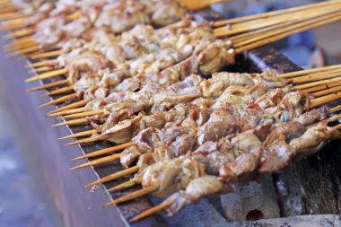 Lokantada ızgara tavuk taşlığı, yakın plan fotoğraf.