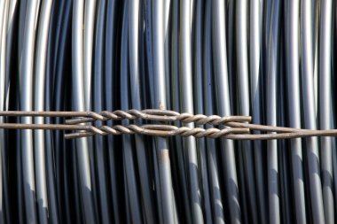 İnşaat alanındaki çelik çubuk, fotoğrafa yakın çekim.