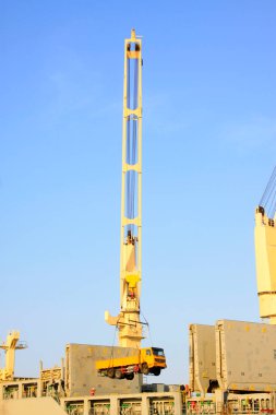 Ağır kamyonlar kargo gemisine doğru hareket ediyor.