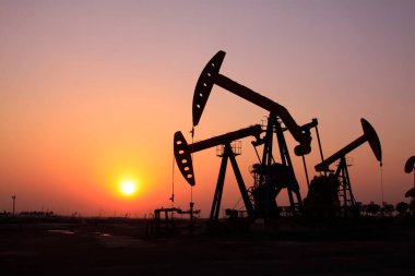 Jidong petrol sahasında dengeli ışın pompalama ünitesi günbatımı manzarası, Hebei Eyaleti, Çin