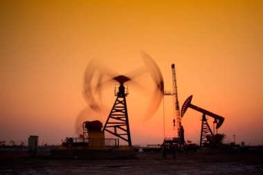 Jidong petrol sahasında dengeli ışın pompalama ünitesi günbatımı manzarası, Hebei Eyaleti, Çin