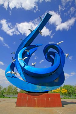 Luannan İlçesi - 19 Mayıs 2015 'te bir parkta mavi metal heykel, Luannan Bölgesi, Hebei Bölgesi, Çin