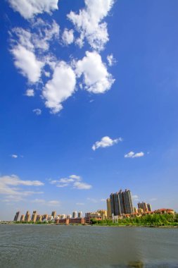 Güzel şehir manzarası, nehirler ve binalar, yakın çekim