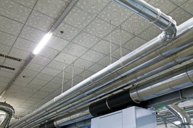 Fabrikada paslanmaz çelik boru, fotoğrafa yakın çekim.