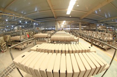 Seramik yarı bitmiş ürünler üretim hattında, bir fabrikada.