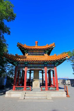 Eski Çin pavyonu arazi kaplaması inşa ediyor