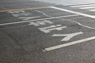 asfalt yollarda metin işareti