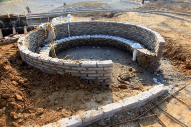 Tamamlanmamış dairesel bina, fotoğrafa yakın çekim