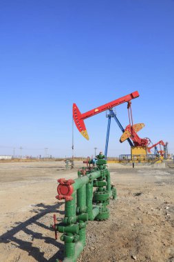 Petrol boru hattı ve pompalama ünitesi, fotoğrafa yakın çekim