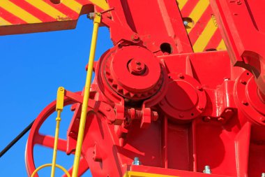 Petrol makinelerinin parçaları mavi gökyüzünün altındaki blokları dengeliyor