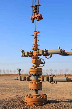 Petrol boru hattı ve ekipman, fotoğrafa yakın çekim.