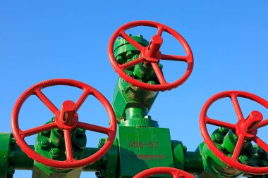 Petrol boru hattı kontrol tekerleği mavi gökyüzünün altında, yakın çekim