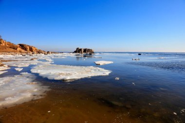 Kışın deniz buzu manzarası, fotoğrafa yakın.