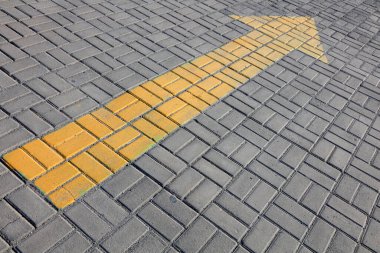 Yerdeki ok izi, fotoğrafın yakın çekimi.