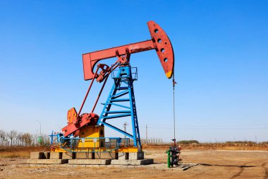 Petrol sahasında dengeli kiriş pompalama ünitesi