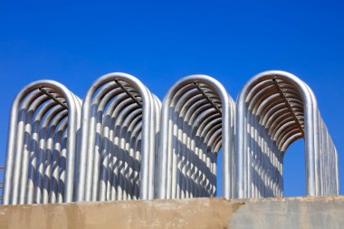 Mavi gökyüzünün altında gümüş metal radyatör