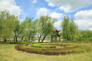 Köşkler ve yeşil ağaçlar