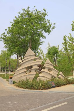 Heykeller ve çekirge ağaçları