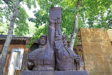 Pekin - 8 Mayıs 2016: İşçi heykeli, 798 sanat alanı, Pekin, Chin