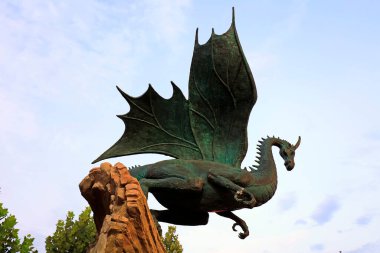 Pterosaur heykeli, fotoğrafa yakın çekim.