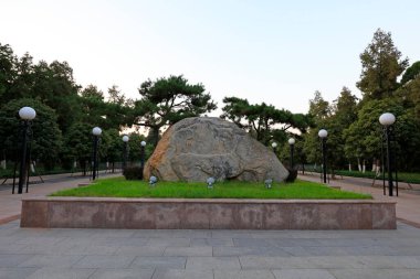 Parkta kocaman bir taş.