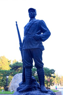 Parktaki savaşçı heykeli