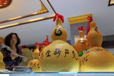 Tangshan City - 2 Kasım 2016: Tangshan City, Hebei, Chin 'de su kabağı oymacılığı