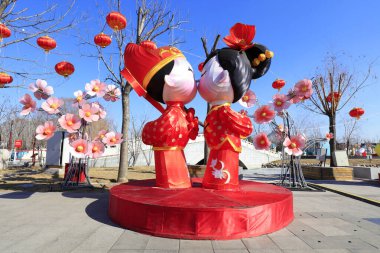 Çinli gelin ve damat öpüşüyor.