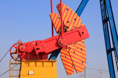 Petrol makinesinin parçaları, fotoğrafa yakın çekim.