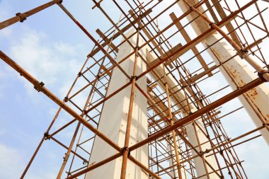 Oksitlenme paslı iskele ve tamamlanmamış bina