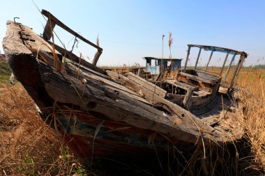 Kırık tahta tekne karada.