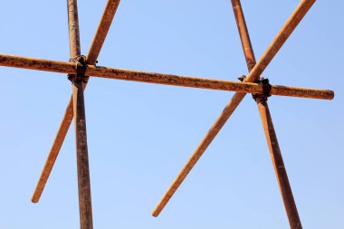 Çelik boru iskeleti, fotoğrafa yakın çekim.