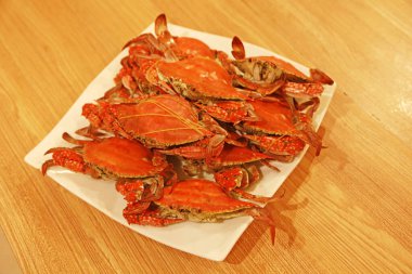 Seramik tabakta yengeçler