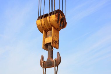 Mavi gökyüzü arka planında turna kancası