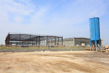 Çerçeve yapısına sahip bitmemiş fabrika binası