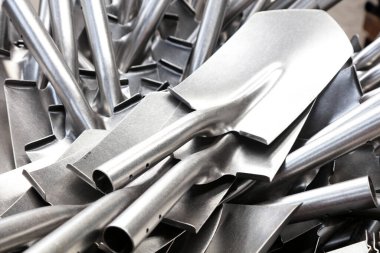 Maça yığınları fabrikada.