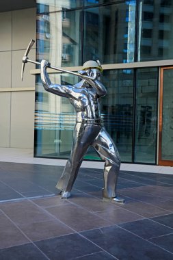 Madenci heykelleri eşit düzeyde.